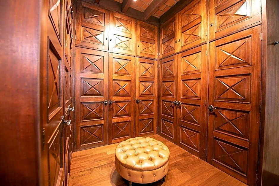 Exclusive Luxury Guest Center House