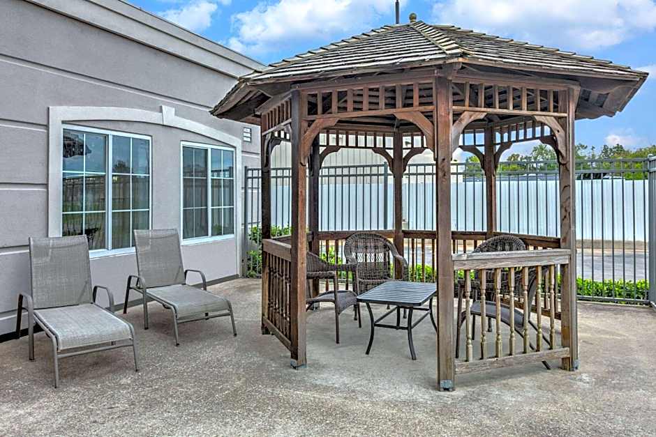 La Quinta Inn & Suites by Wyndham Tulsa Airport