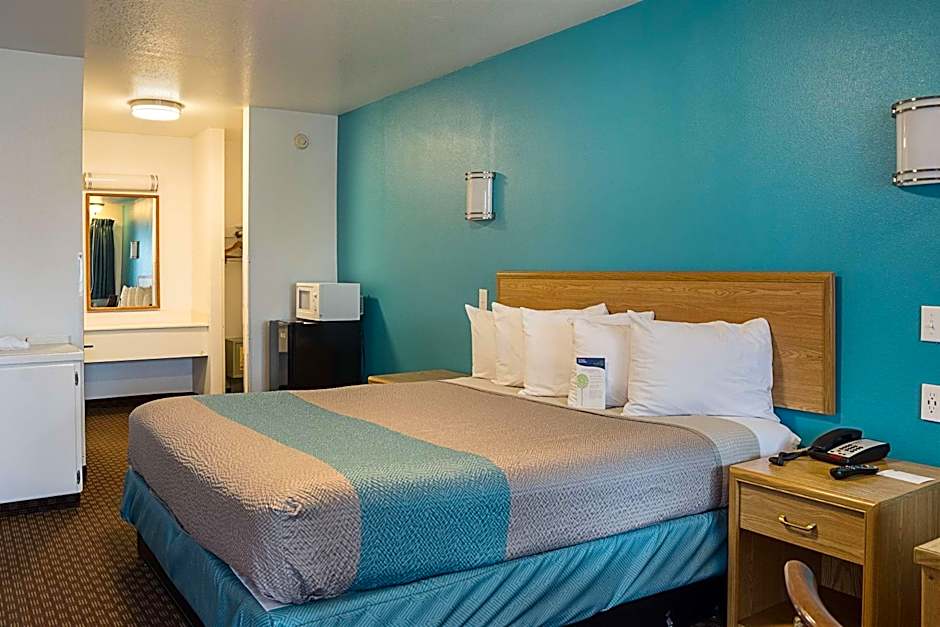 Motel 6-Canby, OR