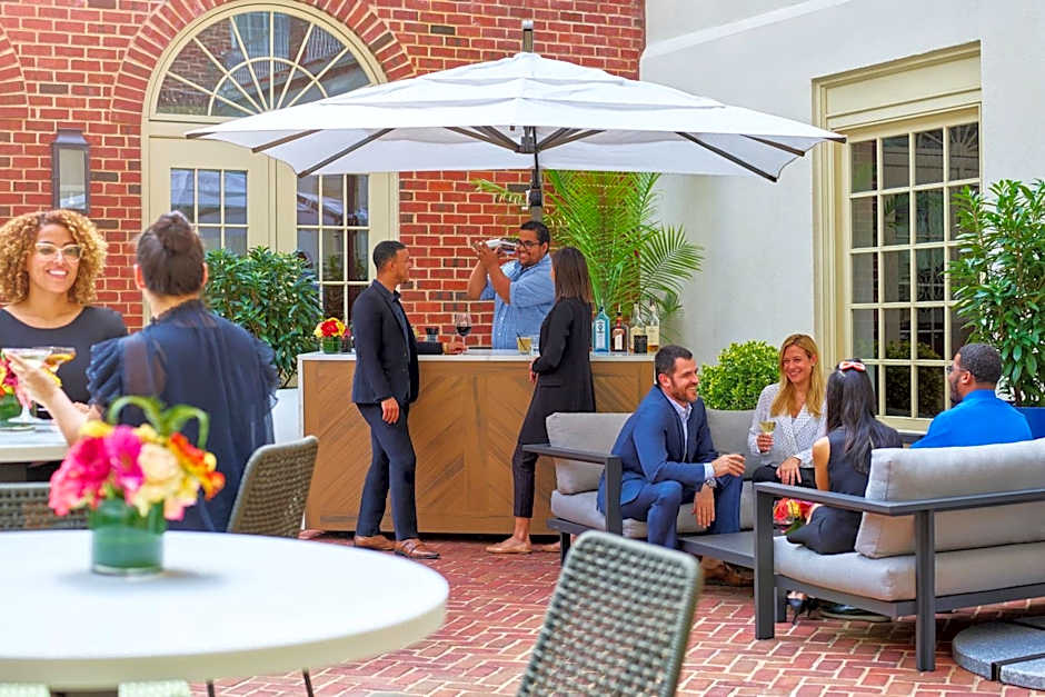 The Alexandrian Old Town Alexandria, Autograph Collection