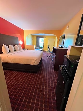 King Suite with Bath Tub - Disability Access/Non-Smoking