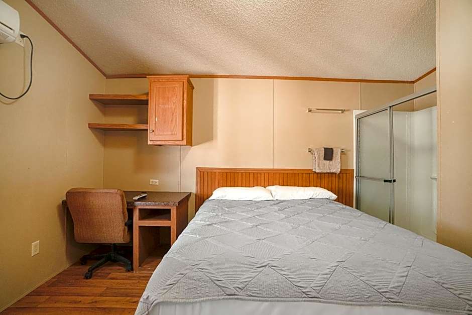 Grand Eagle Ford Lodge & RV Park