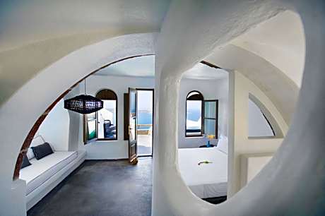 Enigma - Superior Cave Suite with Outdoor Plunge Pool & Caldera View