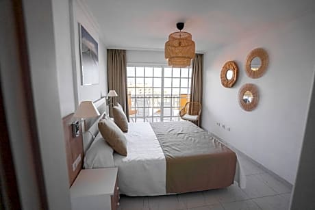 Three Bedroom Deluxe Suite with Sea View and Terrace