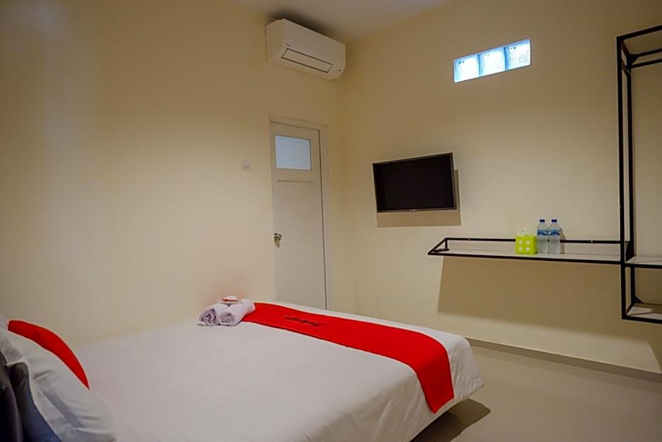 RedDoorz near Ambarrukmo Plaza Mall