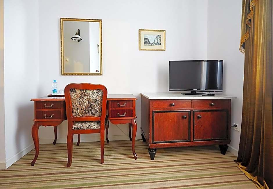Photo 1 of 4 of Single Room