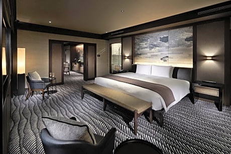 Executive Club Suite King Room with Club Lounge Access and Club Lounge Breakfast Included - Non-Smoking