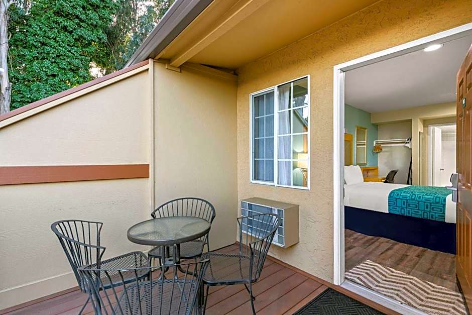 Howard Johnson by Wyndham Santa Cruz