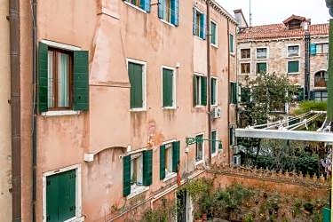 Vivaldi Apartment