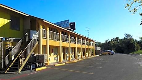 Carefree Inn Flatonia