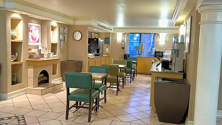 La Quinta Inn & Suites by Wyndham Mid-City