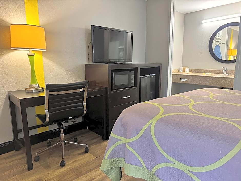 Super 8 by Wyndham Tupelo Airport
