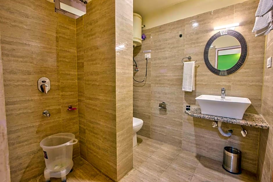 Goroomgo Samiru Manali 