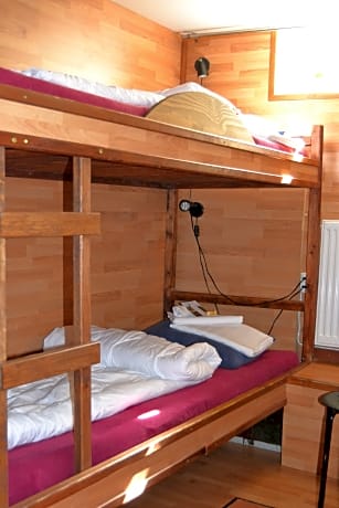 2 bedded room with bunkbeds shared bathroom