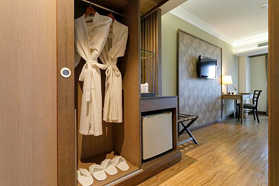 Photo 1 of 7 of Deluxe Premier 1 King Bed