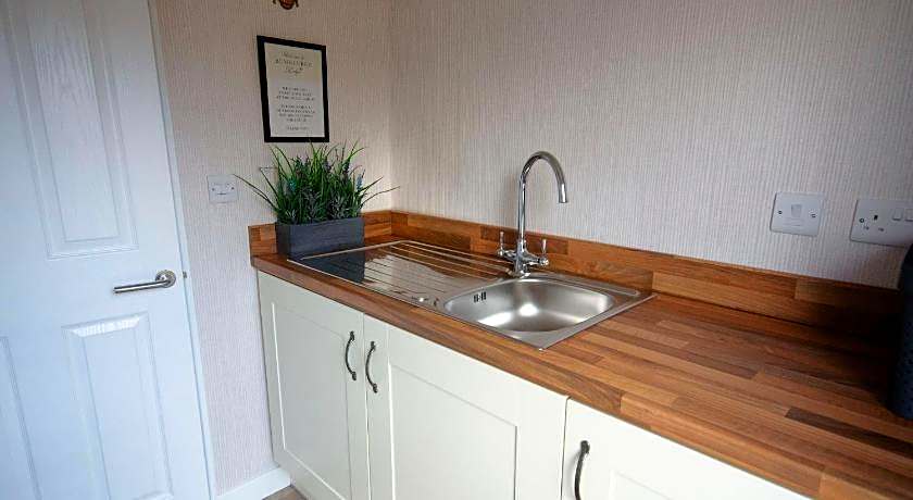 Hollicarrs - Bumblebee Lodge