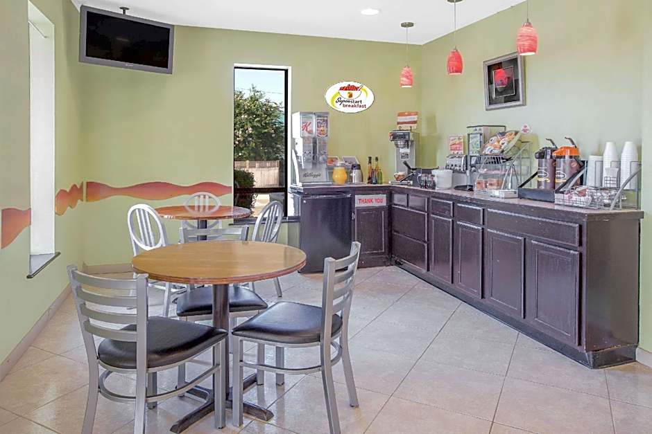 Super 8 by Wyndham Clarksville AR