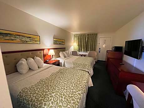 Studio Suite with Three Double Beds - Non-Smoking
