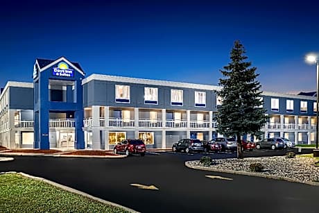 Days Inn & Suites by Wyndham Warren