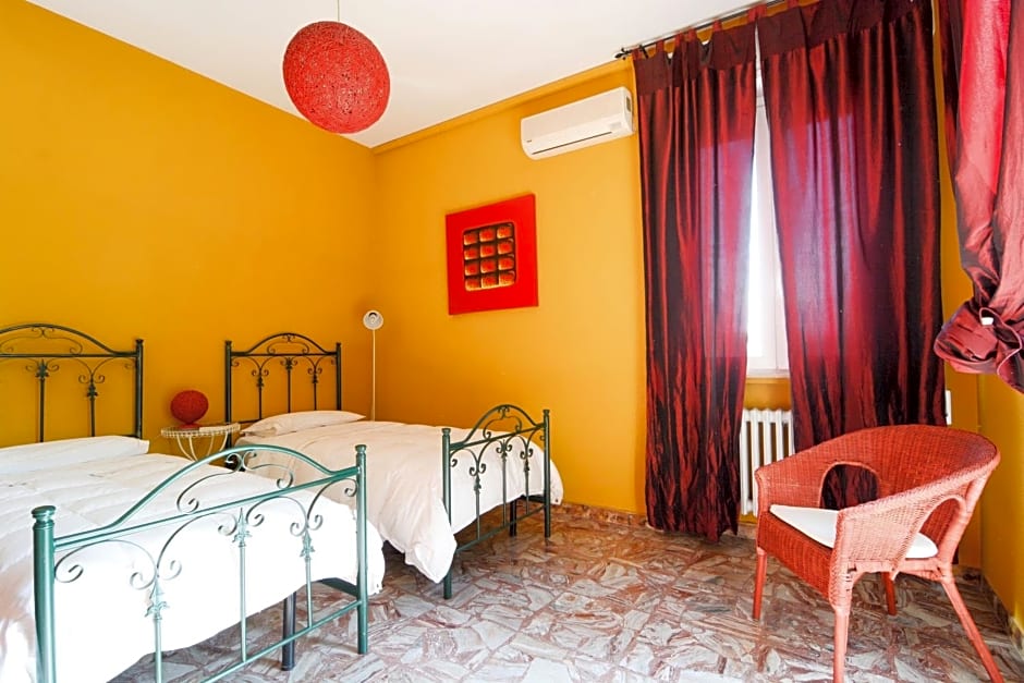 Casa Fuori Casa - 200 mt dal casello autostradale, parcheggio gratuito, garage moto