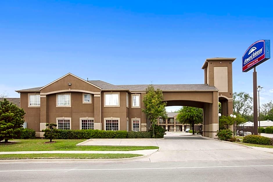 Howard Johnson by Wyndham Grand Prairie Near Lone Star Park