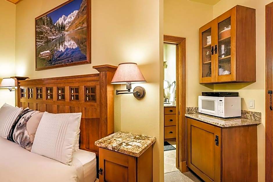Independence Square Unit 309, Downtown Hotel Room with A/C in Aspen, Wet Bar & More