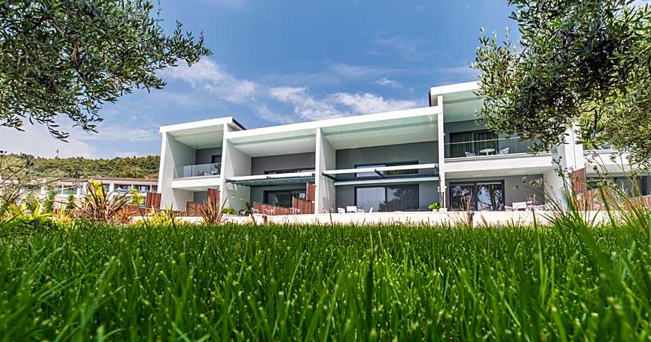 Lagomandra Luxury Suites with Private Pools