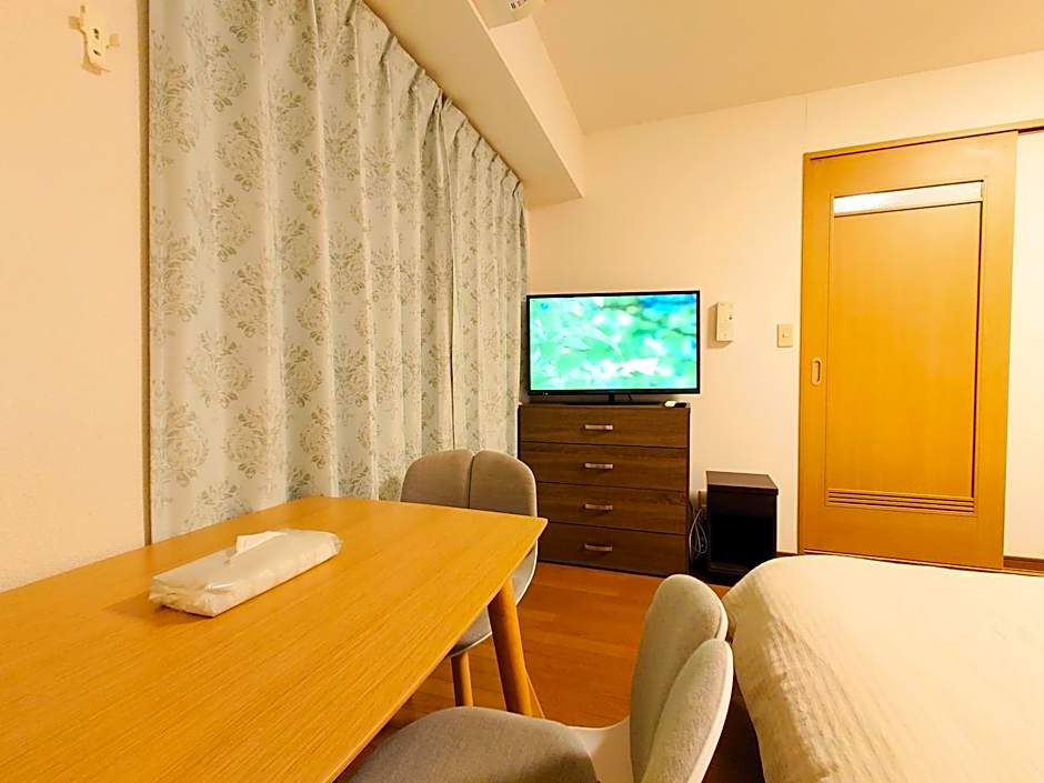 honeys guest house elevator , wash machine, huge closet space, private bathroom, walk to skytree in 10 minutes