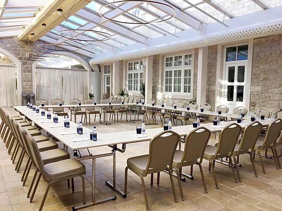 Lazure Hotel & Marina