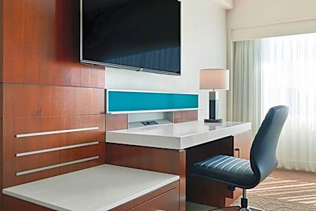 1 Bedroom 2 room Suite, 1 King, Sofa bed