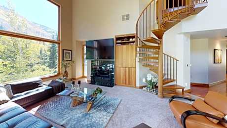 Three-Bedroom Luxury Apartment