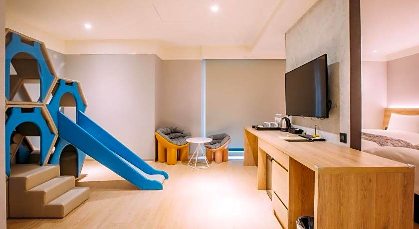 CHECK inn SELECT Chiayi RenAi