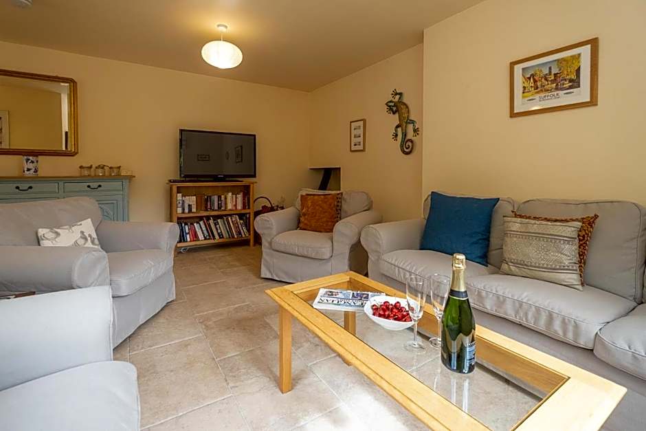 Willow House in Knodishall, Sleeps 7 - Only a short drive from Aldeburgh, Thorpeness & Snape Maltings - Managed by Aldeburgh Coastal Cottages