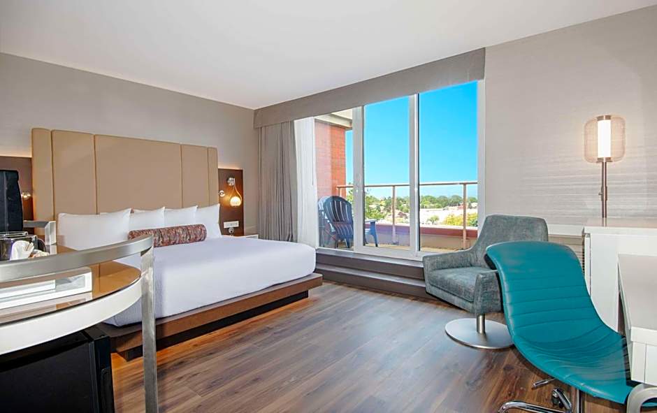 Coast Victoria Hotel & Marina by APA