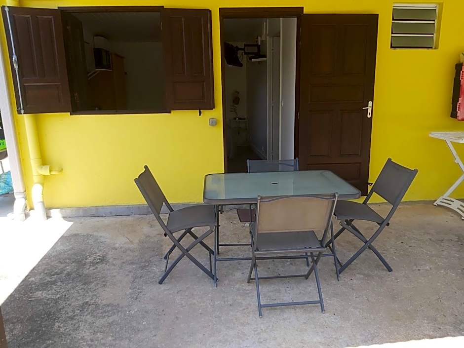 Au Petit Canal Fleuri