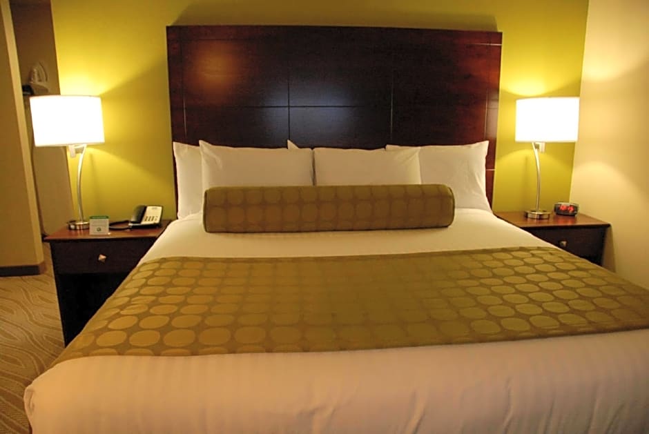 Cobblestone Inn & Suites - Marquette