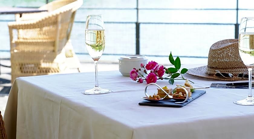 Brindos Lac & Château