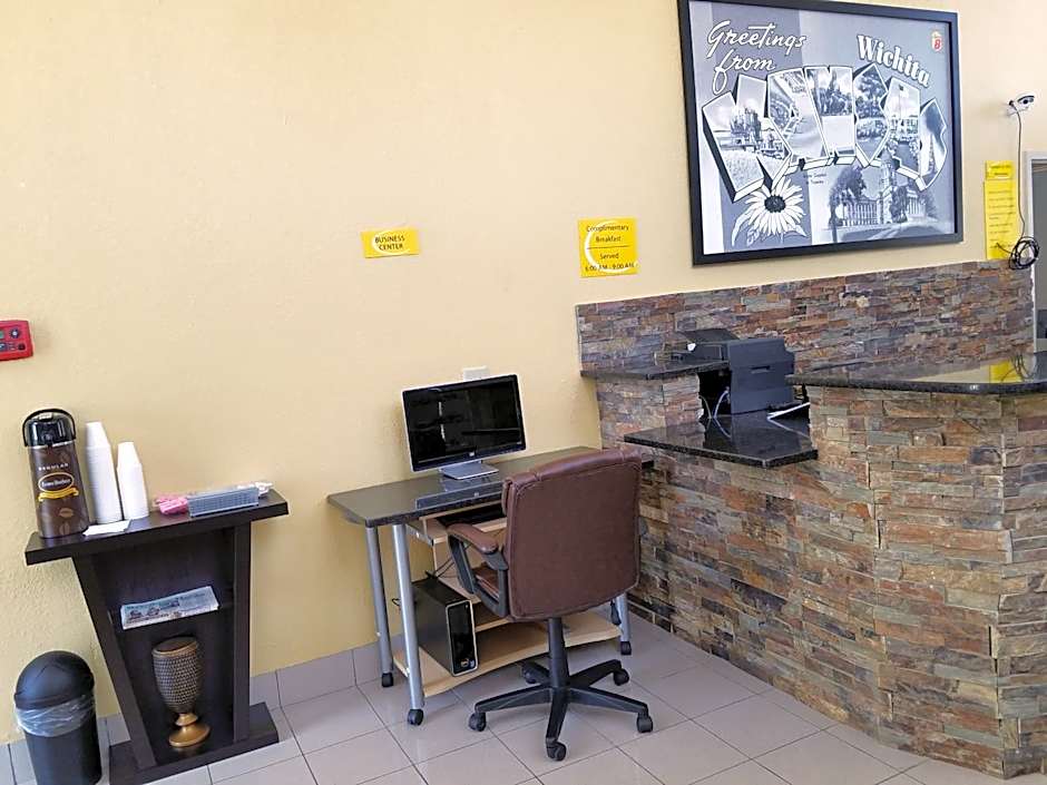 Super 8 by Wyndham Wichita Airport