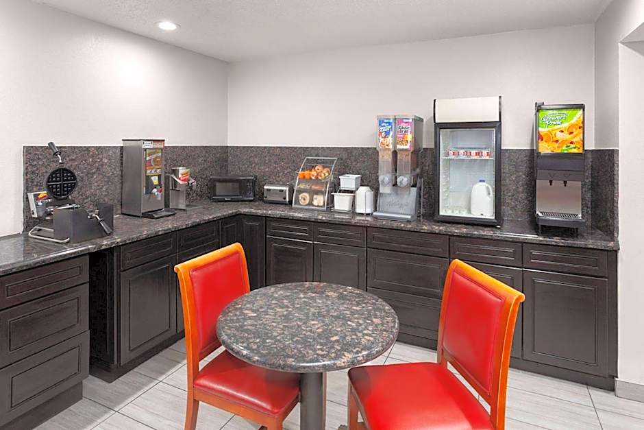 Super 8 by Wyndham Romeoville Bolingbrook