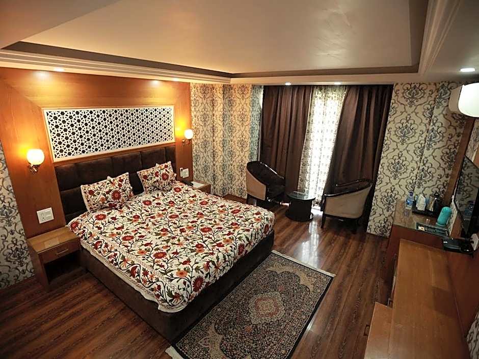 Hotel The Montreal Near by Dal Lake