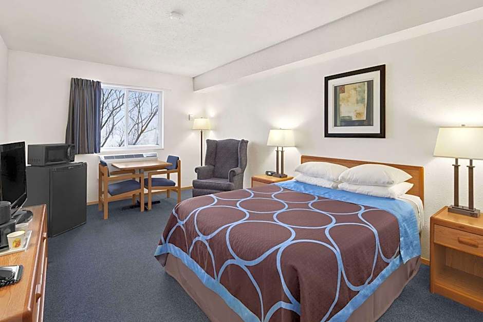 Photo 1 of 5 of 1 Queen Bed, Accessible