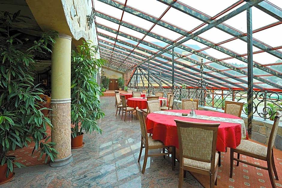Manor Hotel