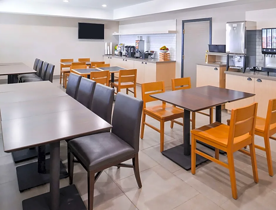 Country Inn & Suites by Radisson Tinley Park, IL
