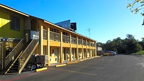 Carefree Inn Flatonia