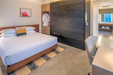 Alcove, Suite, 1 King, City View, Corner Room