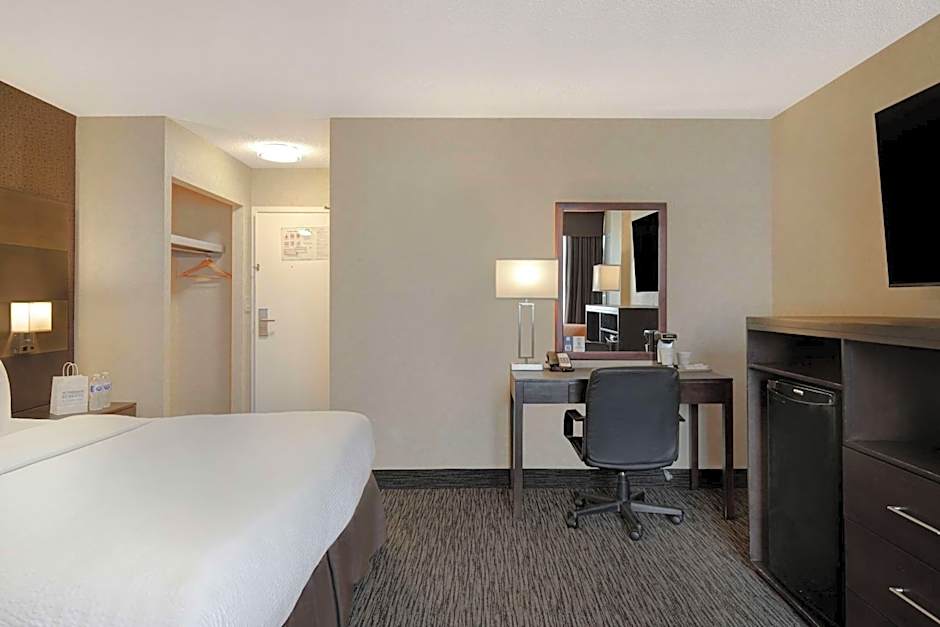 Photo 1 of 5 of Business 1 King Bed