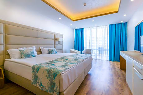 Twin Room with Balcony and side Sea View 