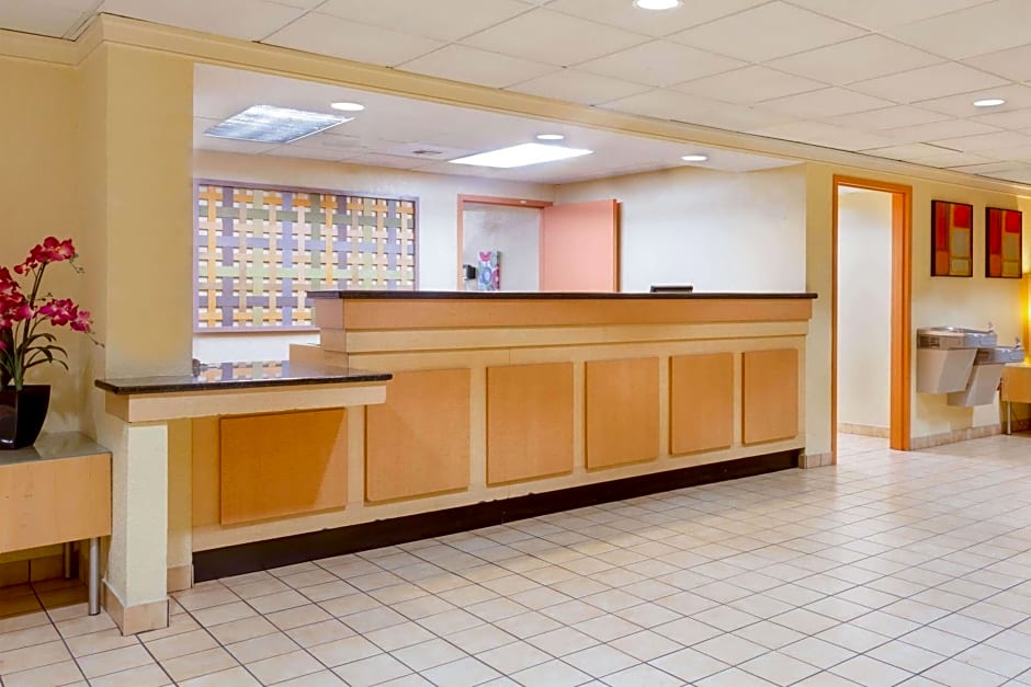 CLT Airport Inn & Suites