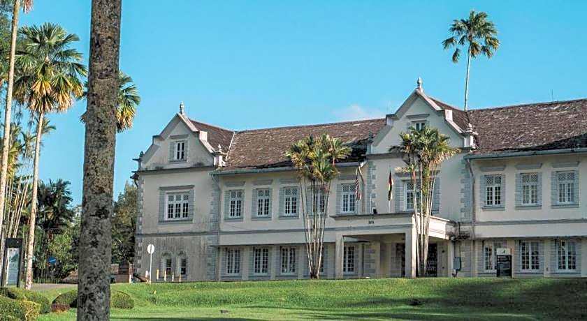 OYO 89465 Golden Lounge