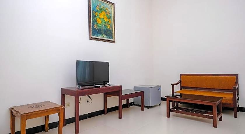 RedDoorz @ Savitri Hotel